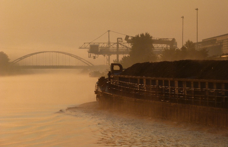 Silokanal in Brandenburg/Havel mit Industriehafen und Eisenbahnüberführung