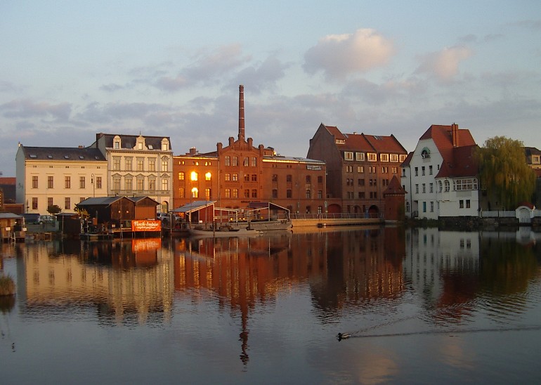 Der Mühlendamm in Brandenburg/Havel im Spiegel der aufgehenden Sonne