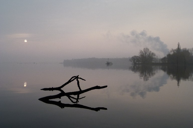 Nur langsam löst sich der Nebel über dem Plauer See auf. Rechts der Abdampf des Bahnstromkraftwerkes.