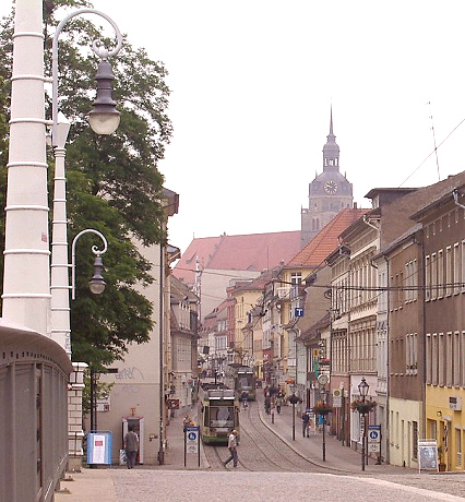 Blick in die Hauptstraße, im Hintergrund die Katharinenkirche
