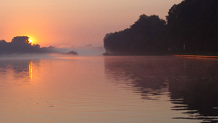 Spiegelungen, ein Schubschiff nähert sich der Krakauer Schleuse in Brandenburg an der Havel