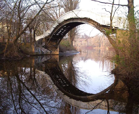 Ob man Bauchschmerzen bekommt,bevor die Brücke betreten wird bzw.Bauchschmerzen verschwinden wenn die Brücke überquert wird ,muß erprobt werden.