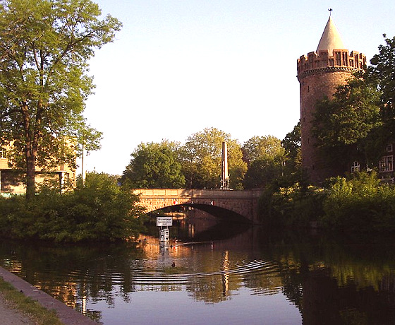 Steintorturm,im Vordergrund der Stadtkanal mit hinter der Brücke liegender Stadtschleuse.Die Schleuse ist nur für Sportboote passierbar.Hinter der Brücke das sowjetische Ehrenmal.