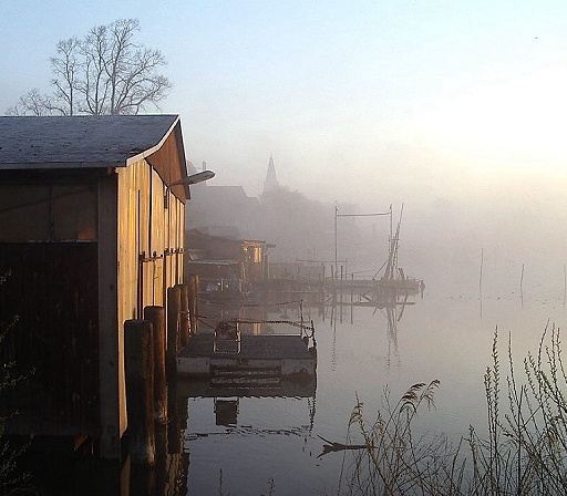 Morgennebel, im Hintergrund zeigt sich der Brandenburger Dom