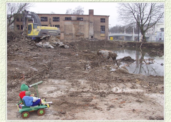 "Da der Boden aufgeweicht ist, sehen wir uns die Baustelle am Packhof lieber aus der Ferne an", sind sich die Freunde Kurti und Mondi einig. "Für die Stadtwerke Brandenburg gibt es bis zur geplanten Eröffnung 2012 noch einiges zu tun" kann Mondi durch das Fernrohr erkennen. ZurArbeitsbeschleunigung hat sich Kurti etwas überlegt.