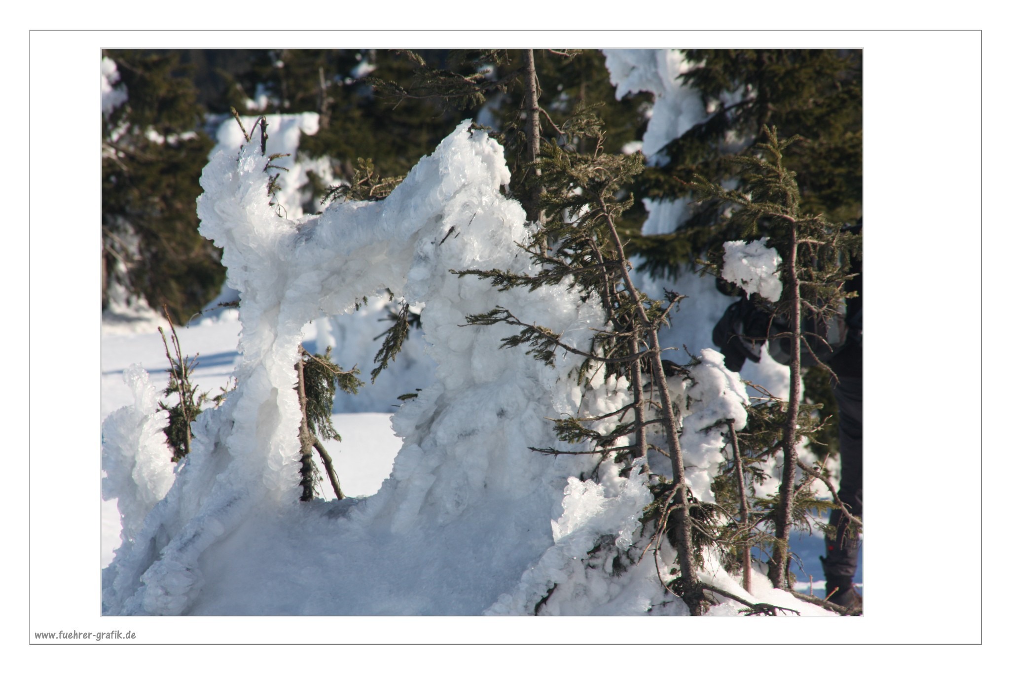 Loch im Schnee